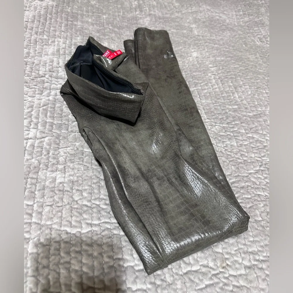 Spanx Faux Leather Croc Embossed Leggings – Olive Green, Size S/P - Picture 2 of 4